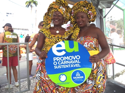 Integrantes do Ilê Aiyê posam com marca do Carnaval Sustentável